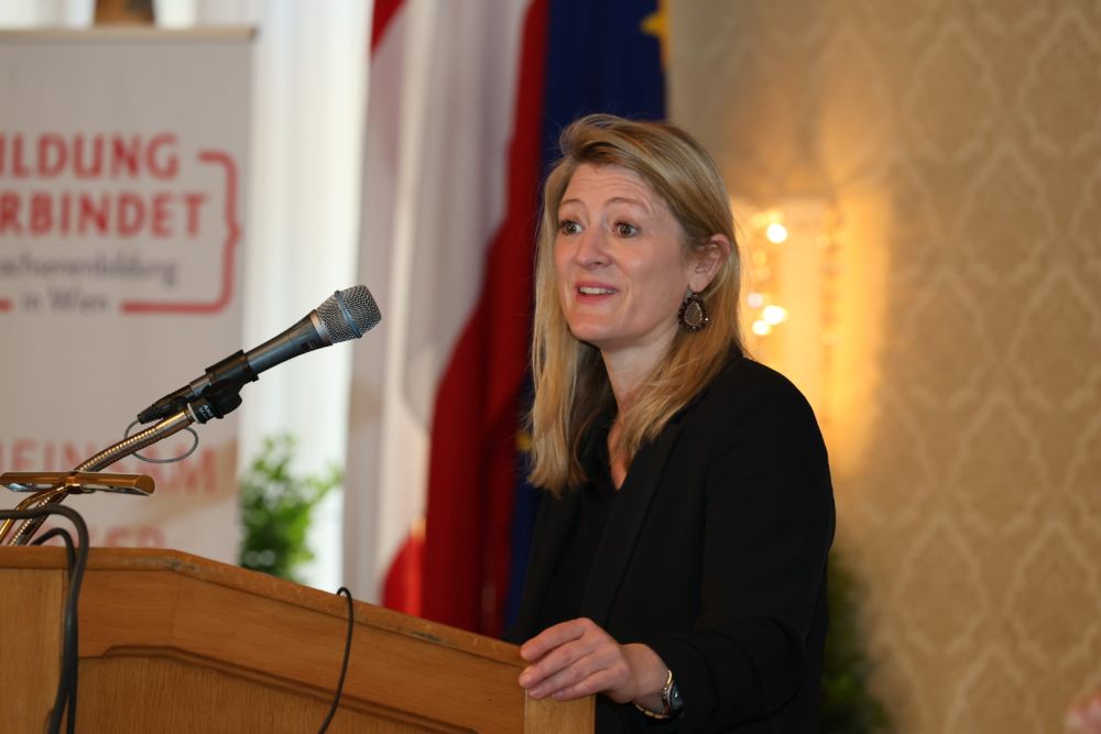 Vizebürgermeisterin und Stadträtin Bettina Emmerling eröffenete das Symposium im Wappensaal mit einem Statement zu Demokratiebildung. Vizebürgermeisterin und Stadträtin Bettina Emmerling eröffenete das Symposium im Wappensaal mit einem Statement zu Demokratiebildung.